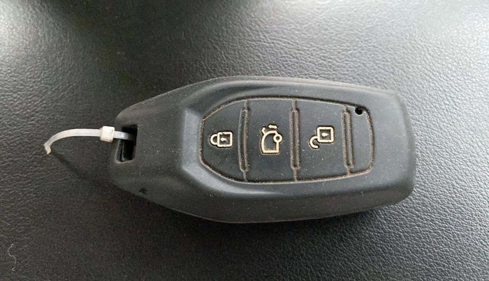 2017 Mahindra XUV500 W10, Diesel, Manual, 77,017 km, Key Close Up