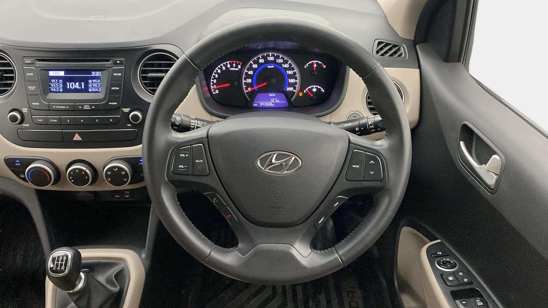 Steering-wheel-close-up-29