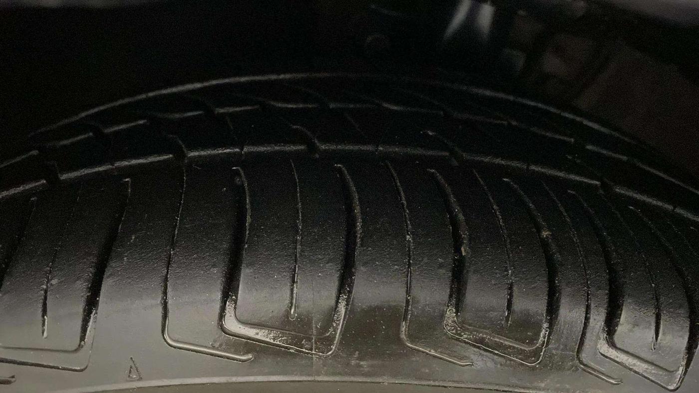 2014 Volkswagen Vento COMFORTLINE 1.6, Petrol, Manual, 92,721 km, Left Front Tyre Tread