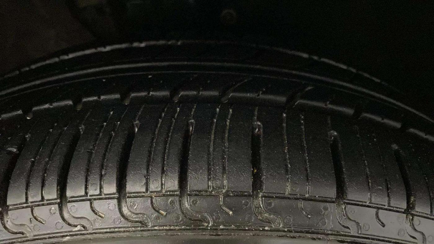 2014 Volkswagen Vento COMFORTLINE 1.6, Petrol, Manual, 92,721 km, Right Front Tyre Tread