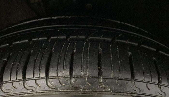 2014 Volkswagen Vento COMFORTLINE 1.6, Petrol, Manual, 92,714 km, Right Front Tyre Tread