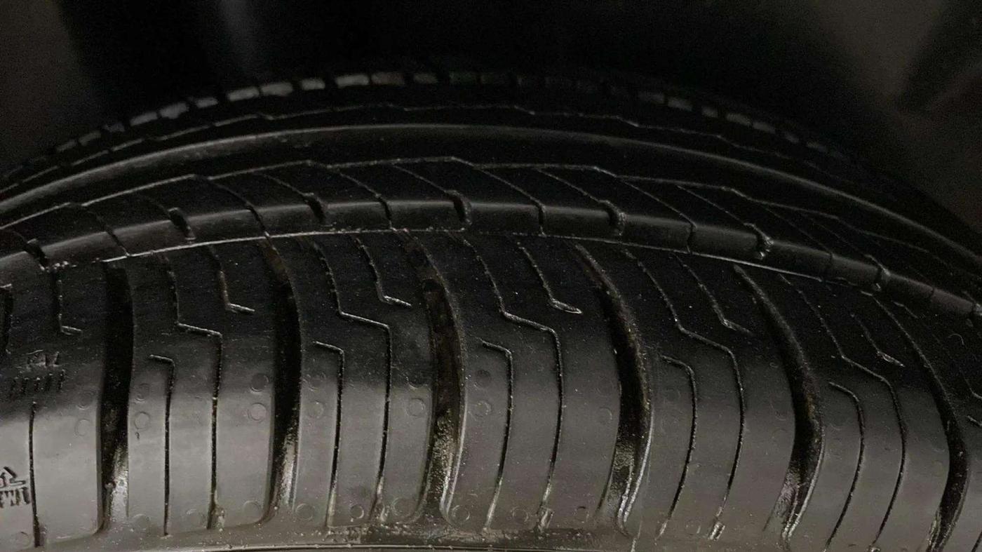 2014 Volkswagen Vento COMFORTLINE 1.6, Petrol, Manual, 92,721 km, Right Rear Tyre Tread