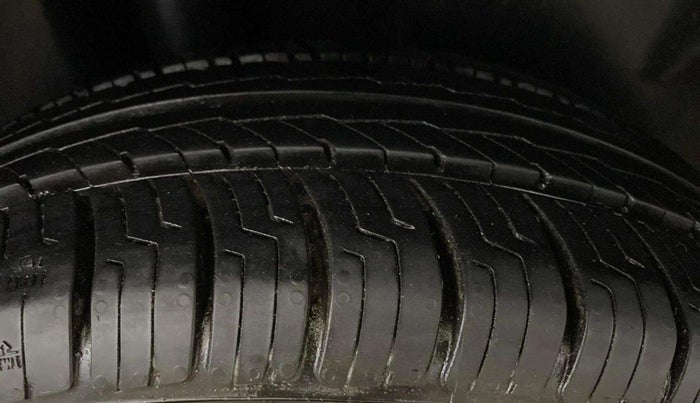 2014 Volkswagen Vento COMFORTLINE 1.6, Petrol, Manual, 92,714 km, Right Rear Tyre Tread