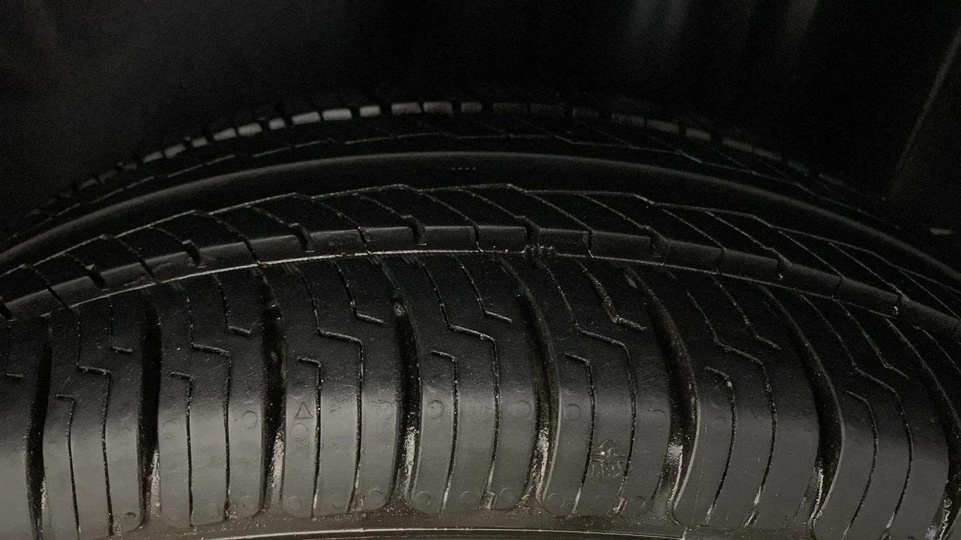2014 Volkswagen Vento COMFORTLINE 1.6, Petrol, Manual, 92,721 km, Left Rear Tyre Tread