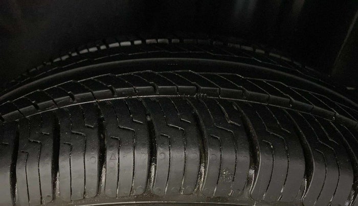 2014 Volkswagen Vento COMFORTLINE 1.6, Petrol, Manual, 92,714 km, Left Rear Tyre Tread