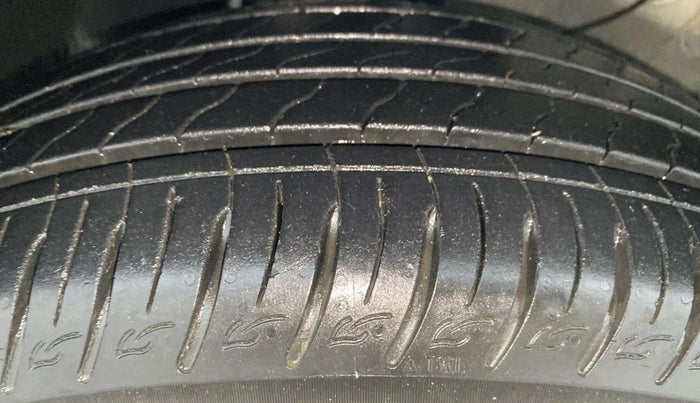 2020 KIA SONET HTK PLUS 1.5, Diesel, Manual, 10,751 km, Left Front Tyre Tread