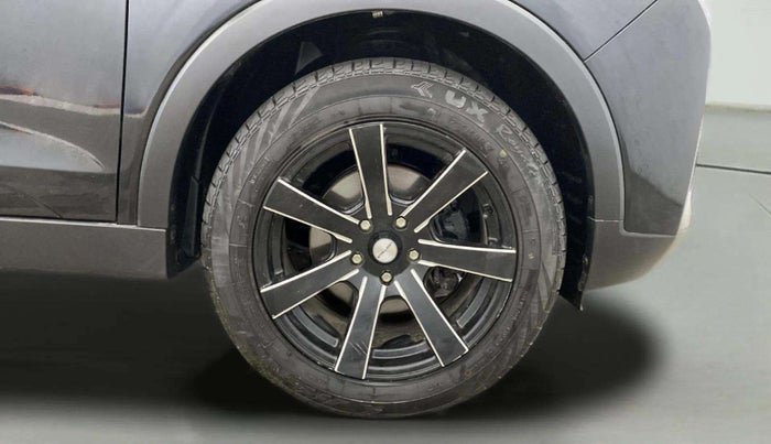2023 Mahindra XUV300 W6 1.2 PETROL, Petrol, Manual, 3,838 km, Right Front Wheel
