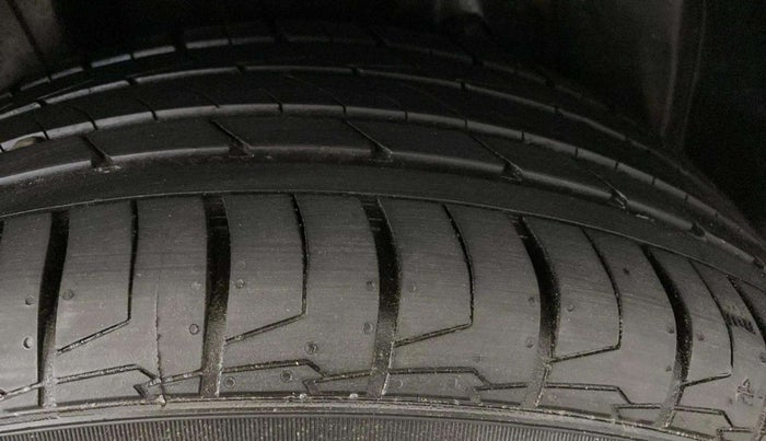 2023 Mahindra XUV300 W6 1.2 PETROL, Petrol, Manual, 3,838 km, Right Rear Tyre Tread