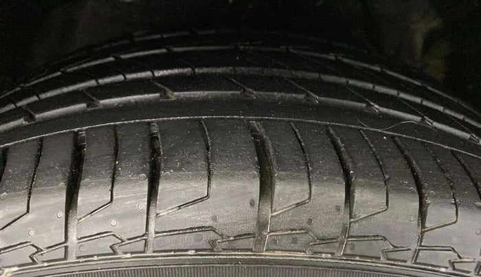2023 Mahindra XUV300 W6 1.2 PETROL, Petrol, Manual, 3,838 km, Right Front Tyre Tread