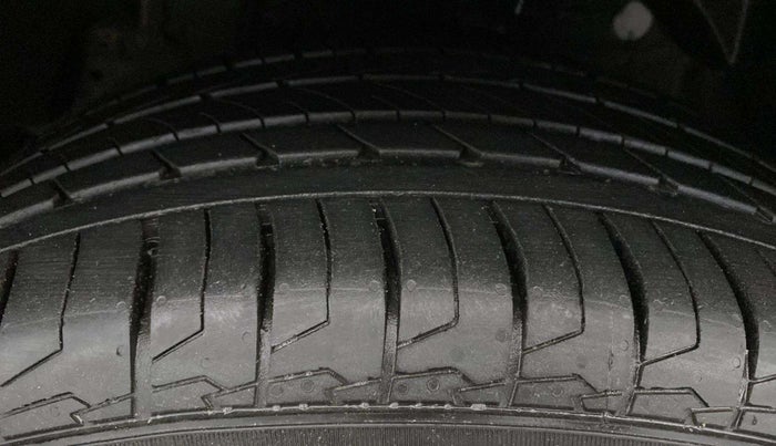2023 Mahindra XUV300 W6 1.2 PETROL, Petrol, Manual, 3,838 km, Left Front Tyre Tread