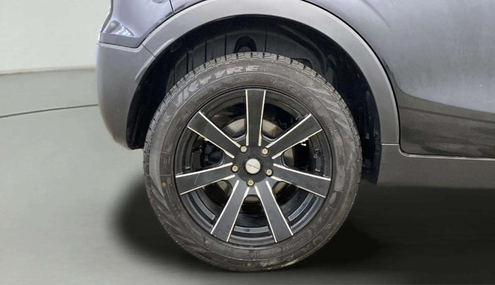 2023 Mahindra XUV300 W6 1.2 PETROL, Petrol, Manual, 3,838 km, Right Rear Wheel