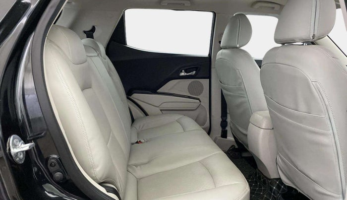 2023 Mahindra XUV300 W6 1.2 PETROL, Petrol, Manual, 3,838 km, Right Side Rear Door Cabin
