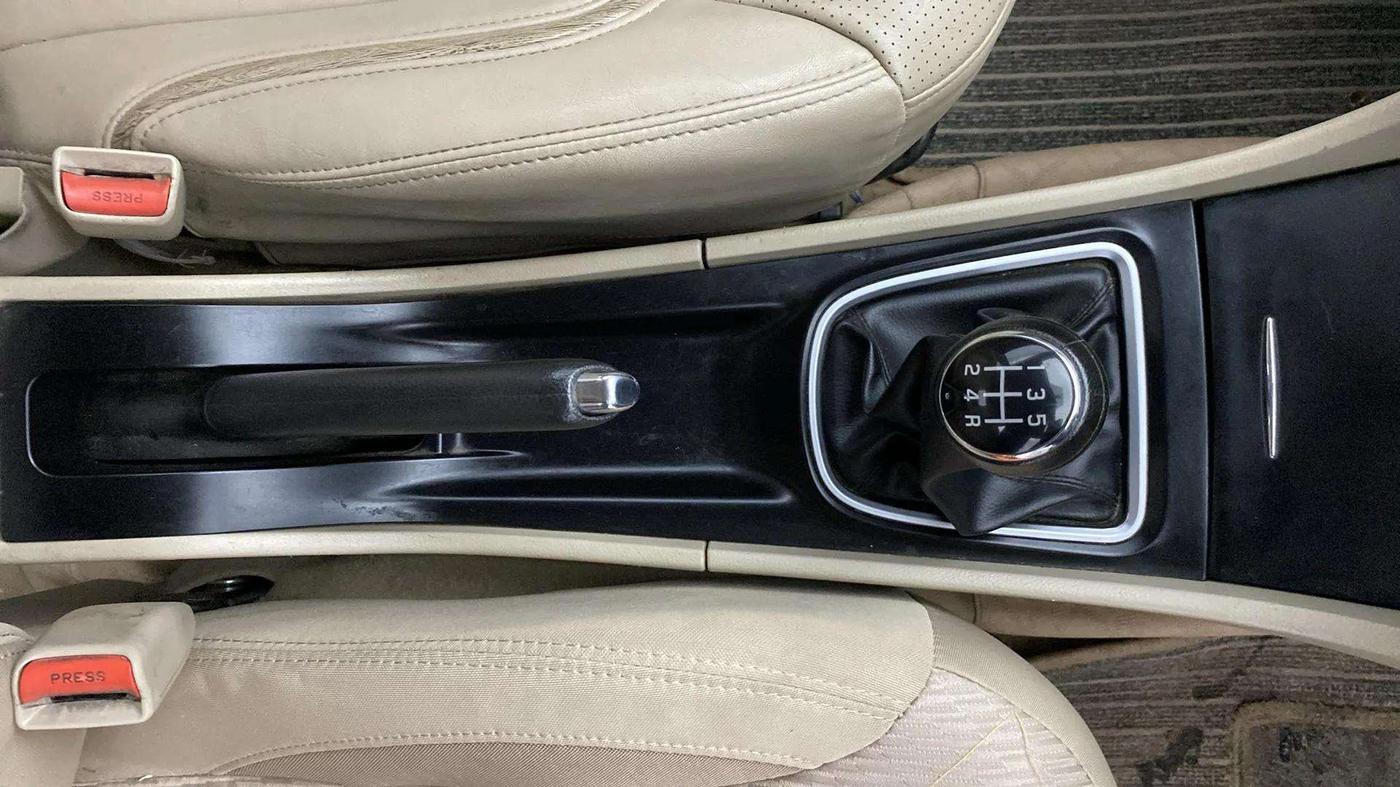 2019 Maruti Ciaz DELTA 1.5 SHVS MT PETROL, Petrol, Manual, 84,392 km, Gear Lever