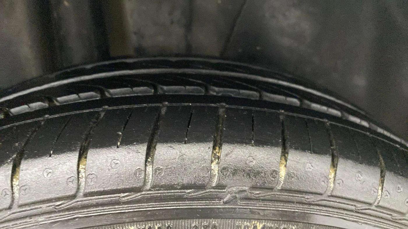 2019 Maruti Ciaz DELTA 1.5 SHVS MT PETROL, Petrol, Manual, 84,392 km, Right Rear Tyre Tread