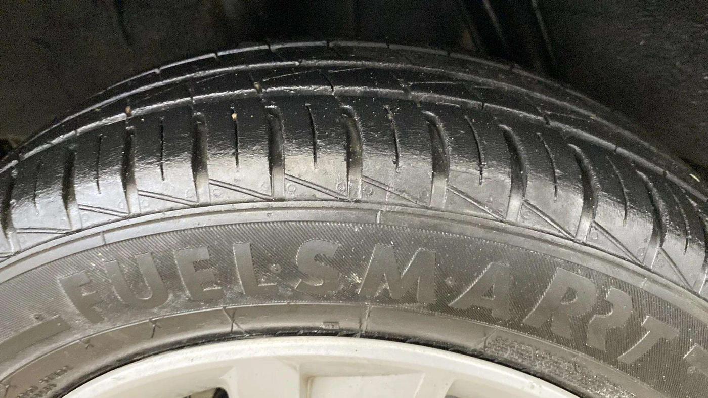 2022 Renault Kwid RXT 1.0 AMT, Petrol, Automatic, 28,284 km, Left Front Tyre Tread