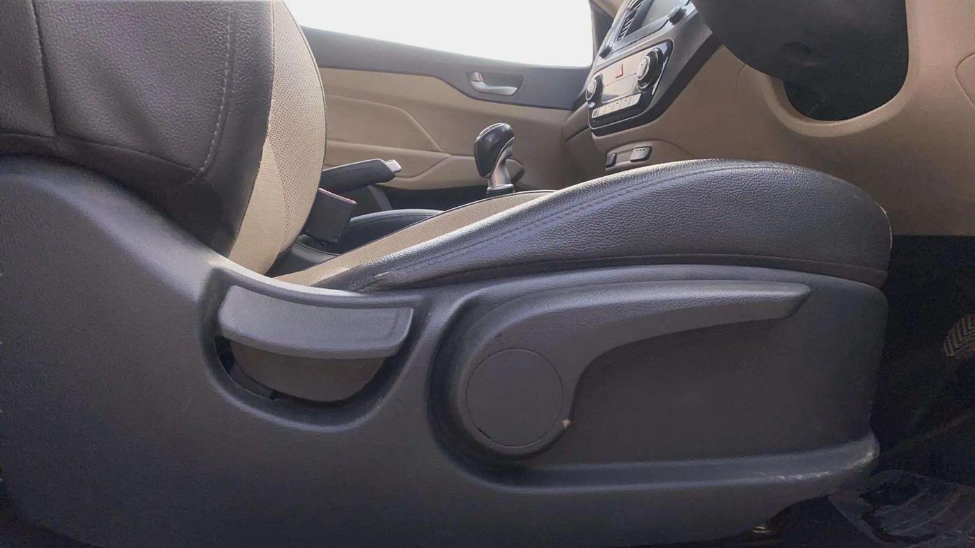 2018 Hyundai Verna 1.6 SX (O) CRDI MT, Diesel, Manual, 73,480 km, Driver Side Adjustment Panel