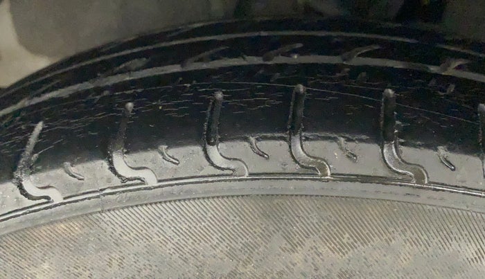 2011 Hyundai i10 MAGNA 1.2, Petrol, Manual, 56,340 km, Left Front Tyre Tread