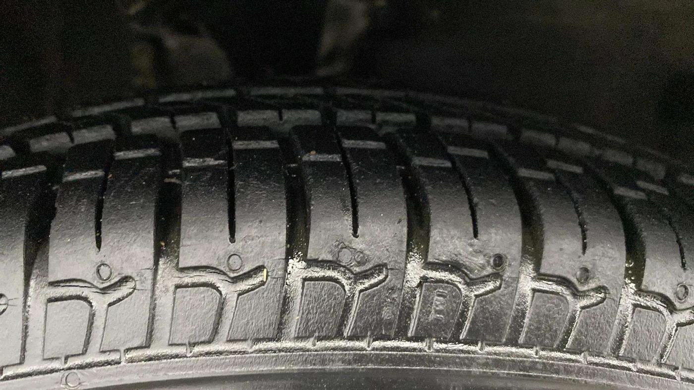 2015 Hyundai i10 MAGNA 1.1, Petrol, Manual, 22,244 km, Right Front Tyre Tread