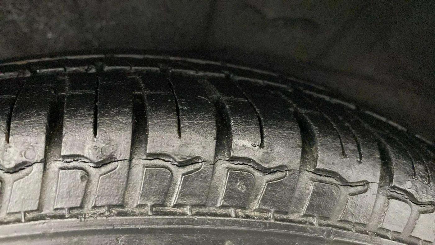 2015 Hyundai i10 MAGNA 1.1, Petrol, Manual, 22,244 km, Right Rear Tyre Tread
