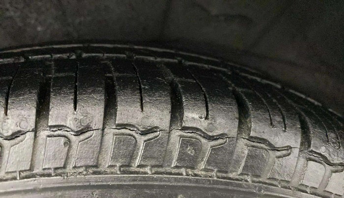 2015 Hyundai i10 MAGNA 1.1, Petrol, Manual, 22,244 km, Right Rear Tyre Tread