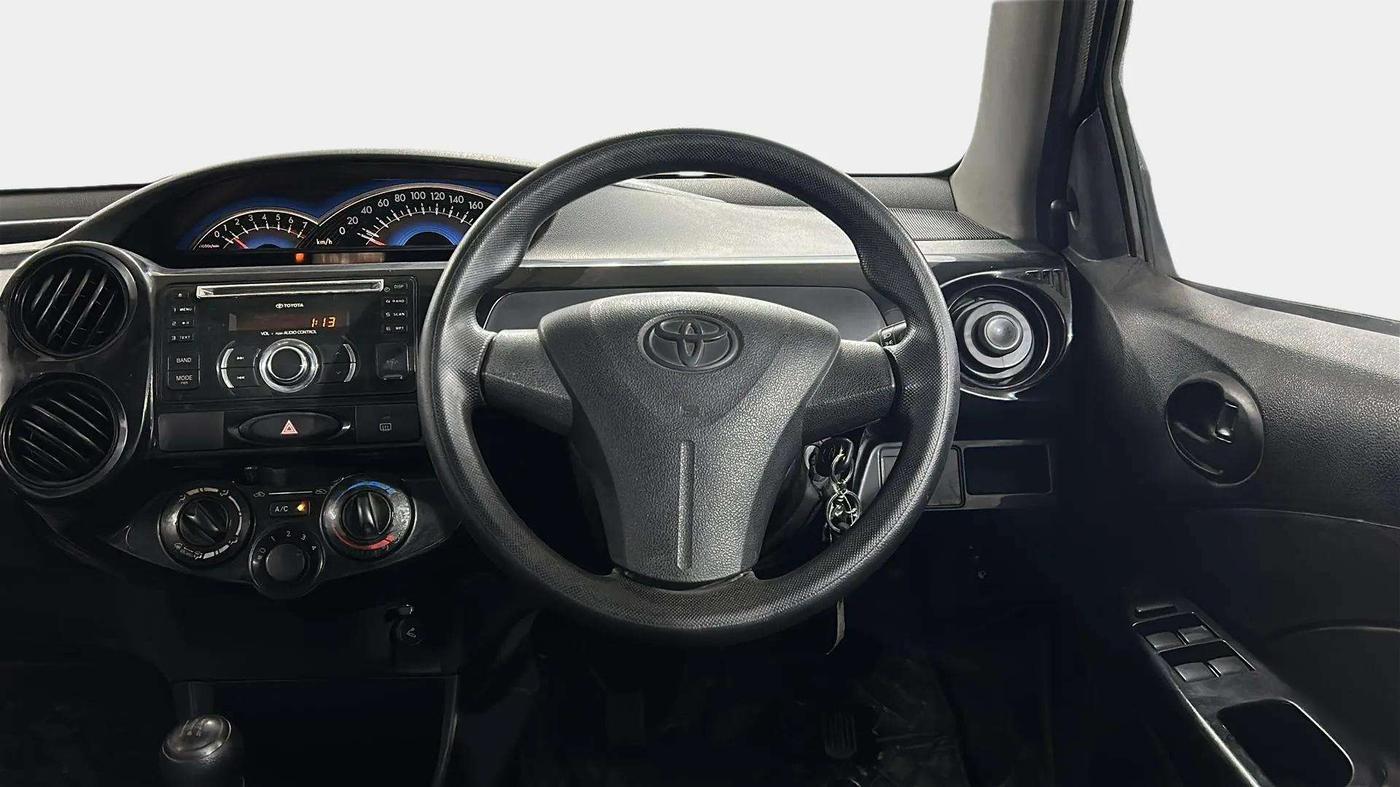 2014 Toyota Etios CROSS 1.2 G, Petrol, Manual, 69,670 km, Steering Wheel Close Up