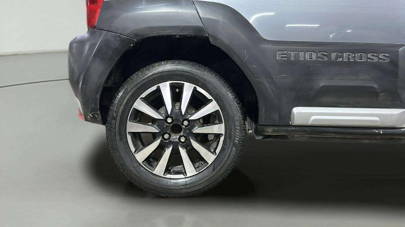 2014 Toyota Etios CROSS 1.2 G, Petrol, Manual, 69,670 km, Right Rear Wheel