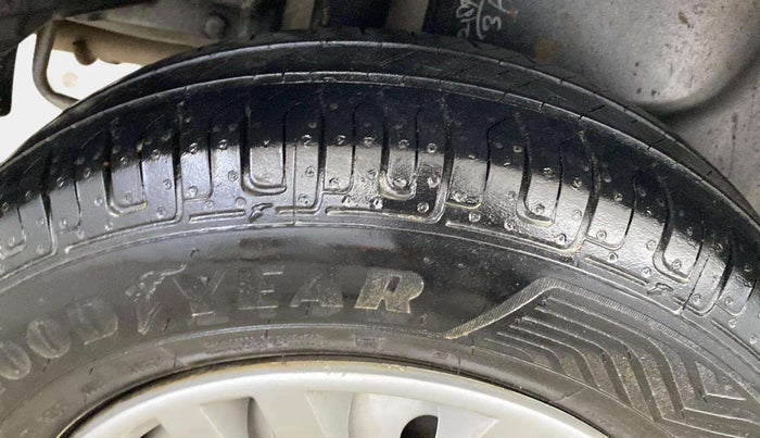 2015 Maruti Swift Dzire LXI (O), Petrol, Manual, 98,939 km, Left Front Tyre Tread