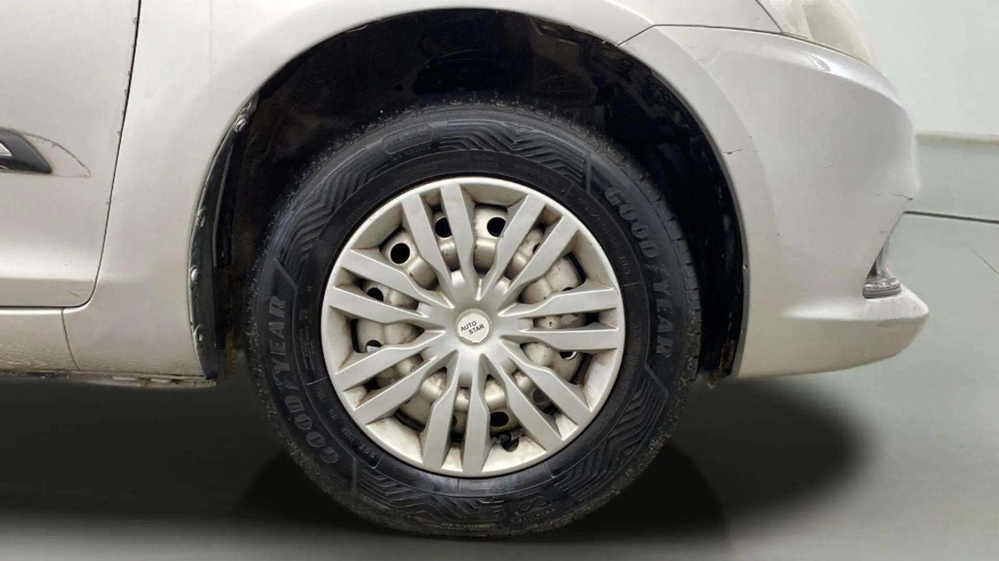 2015 Maruti Swift Dzire LXI (O), Petrol, Manual, 98,939 km, Right Front Wheel