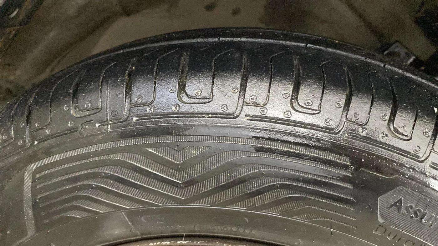 2015 Maruti Swift Dzire LXI (O), Petrol, Manual, 98,939 km, Right Front Tyre Tread
