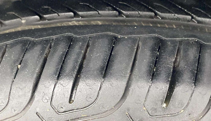2017 Volkswagen Vento HIGHLINE PETROL AT, Petrol, Automatic, 51,353 km, Left Rear Tyre Tread