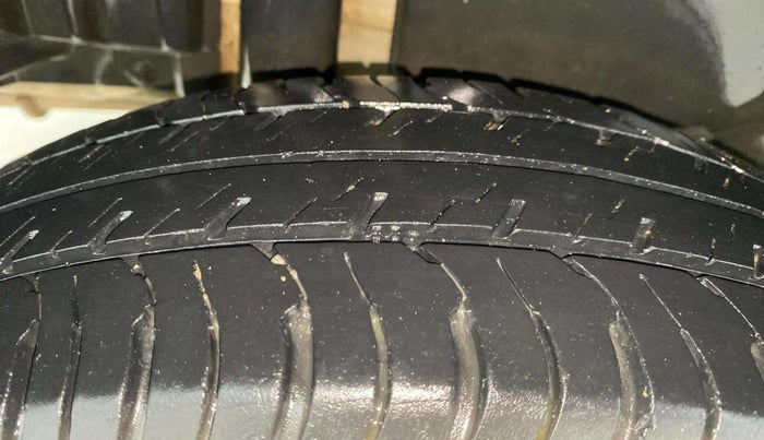 2014 Maruti Swift Dzire VXI, Petrol, Manual, 71,841 km, Right Rear Tyre Tread