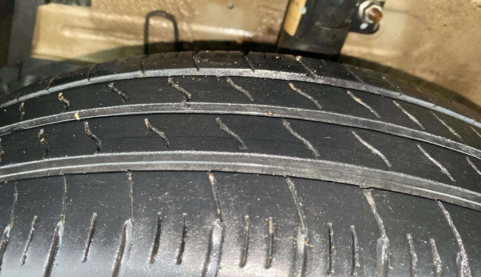 2014 Maruti Swift Dzire VXI, Petrol, Manual, 71,841 km, Left Front Tyre Tread