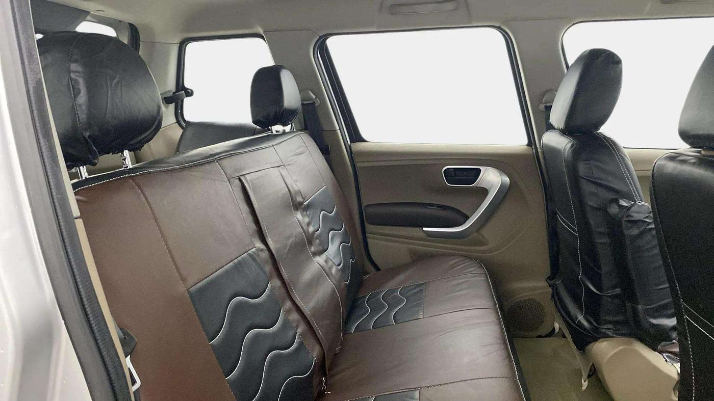 2016 Mahindra TUV300 T8, Diesel, Manual, 78,458 km, Right Side Rear Door Cabin