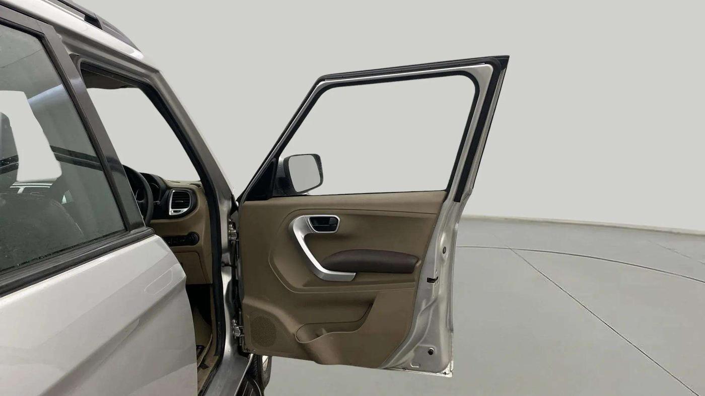 2016 Mahindra TUV300 T8, Diesel, Manual, 78,458 km, RHS Front Door