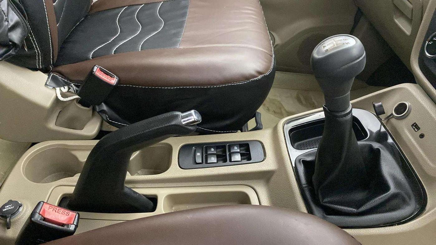 2016 Mahindra TUV300 T8, Diesel, Manual, 78,458 km, Gear Lever