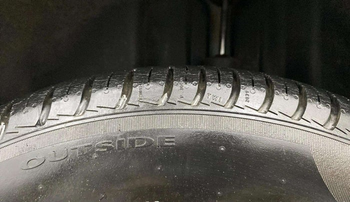 2016 Volkswagen Vento 1.2 TSI HIGHLINE PLUS AT, Petrol, Automatic, 74,809 km, Right Front Tyre Tread