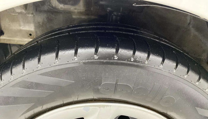 2017 Hyundai Grand i10 SPORTZ 1.2 KAPPA VTVT, CNG, Manual, 66,092 km, Left Front Tyre Tread