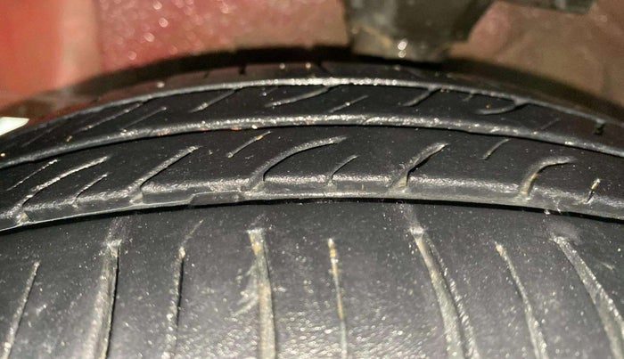 2015 Hyundai Eon MAGNA +, Petrol, Manual, 79,067 km, Left Front Tyre Tread