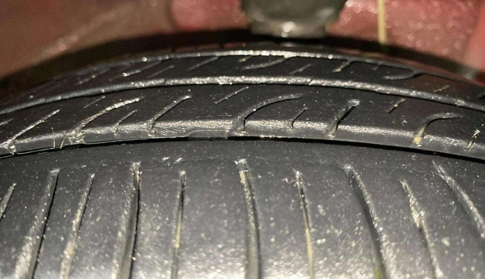 2015 Hyundai Eon MAGNA +, Petrol, Manual, 79,067 km, Right Front Tyre Tread