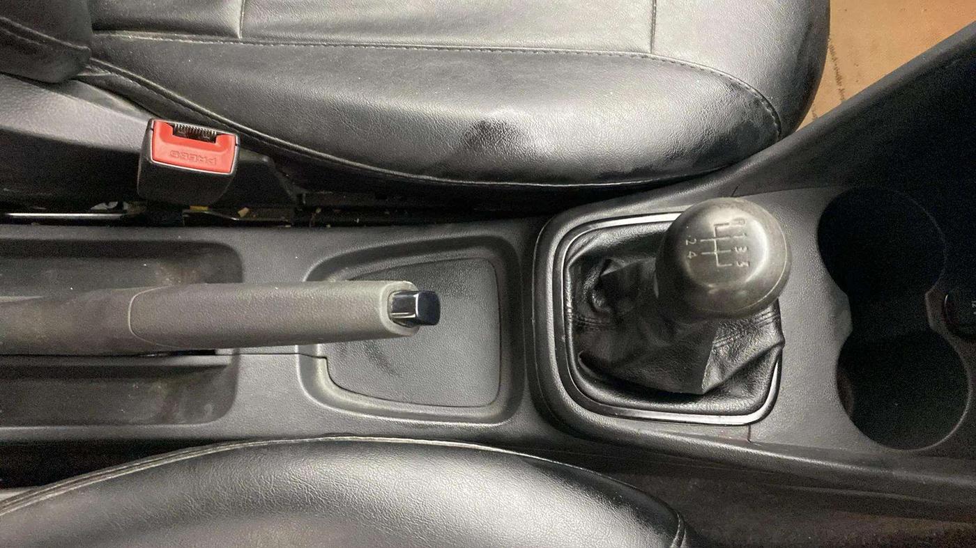 2015 Volkswagen Polo COMFORTLINE 1.2L, Petrol, Manual, 82,885 km, Gear Lever