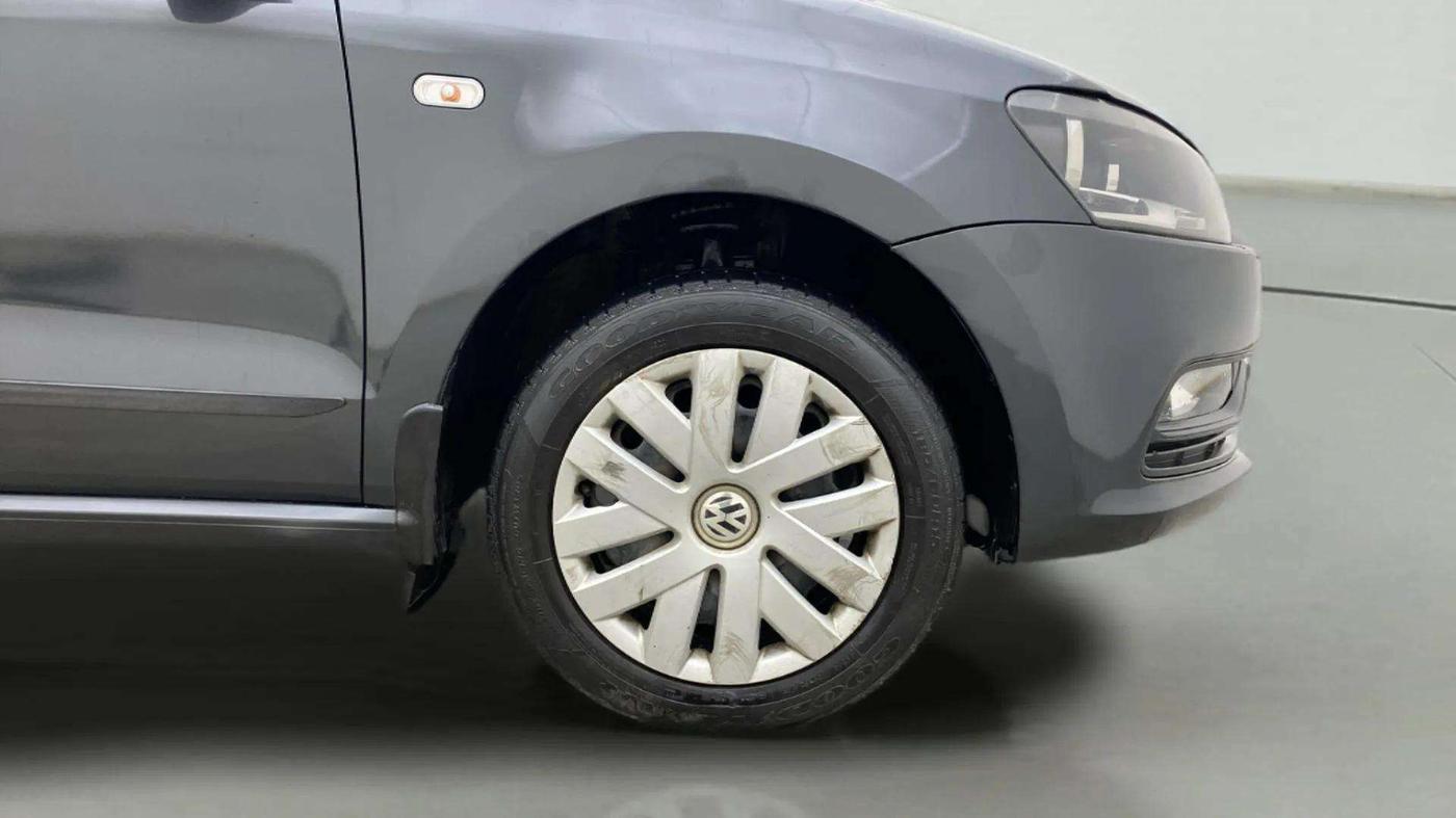 2015 Volkswagen Polo COMFORTLINE 1.2L, Petrol, Manual, 82,885 km, Right Front Wheel