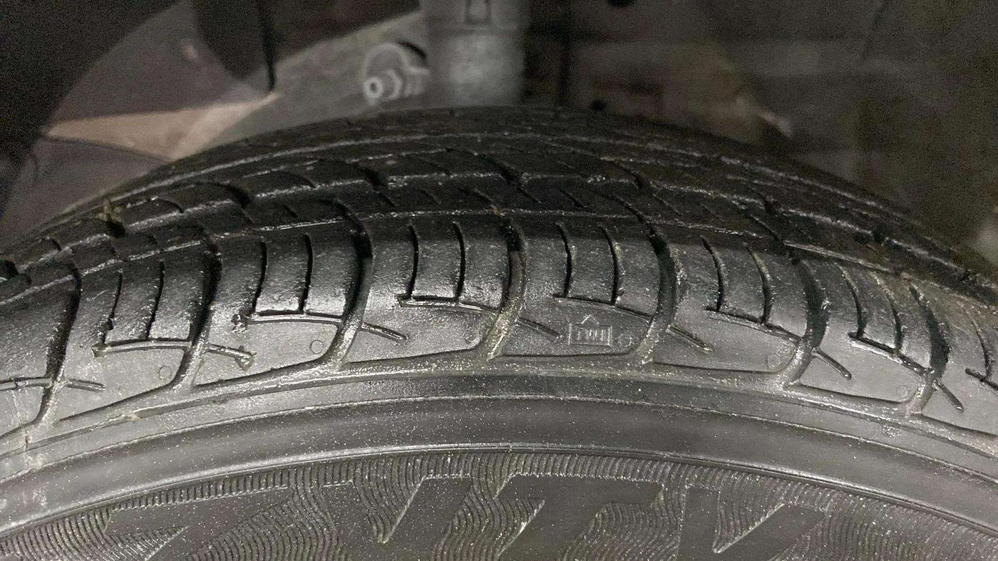 2015 Honda Brio S MT, Petrol, Manual, 25,389 km, Left Front Tyre Tread