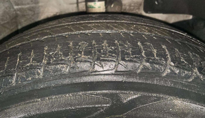 2015 Honda Brio S MT, Petrol, Manual, 25,389 km, Right Front Tyre Tread