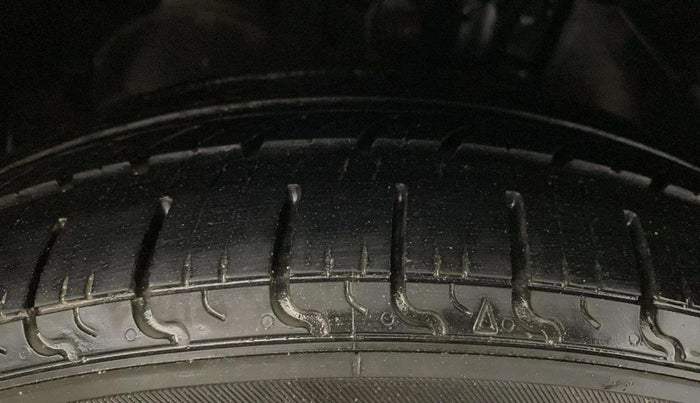 2015 Ford Figo Aspire TITANIUM 1.5 PETROL AT, Petrol, Automatic, 30,833 km, Right Front Tyre Tread