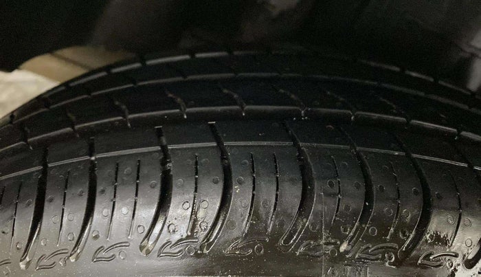 2015 Ford Figo Aspire TITANIUM 1.5 PETROL AT, Petrol, Automatic, 30,833 km, Right Rear Tyre Tread