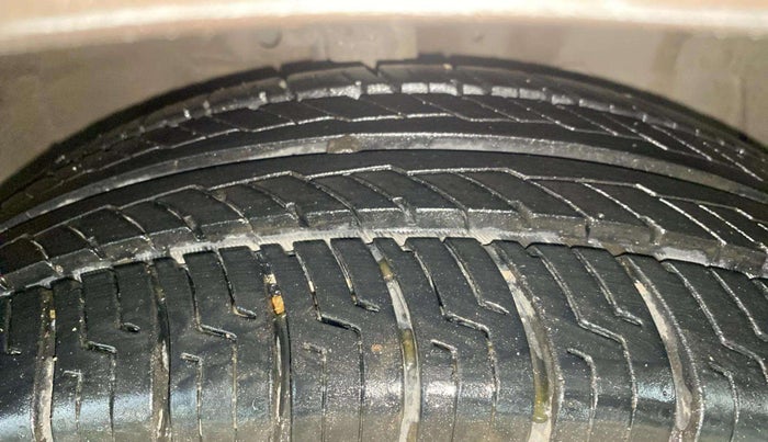 2013 Maruti Ertiga VXI CNG, CNG, Manual, 94,795 km, Right Front Tyre Tread