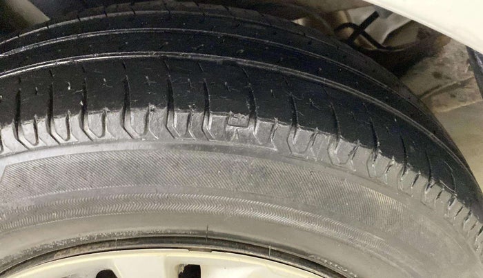 2018 Maruti Swift VXI, CNG, Manual, 66,425 km, Left Rear Tyre Tread