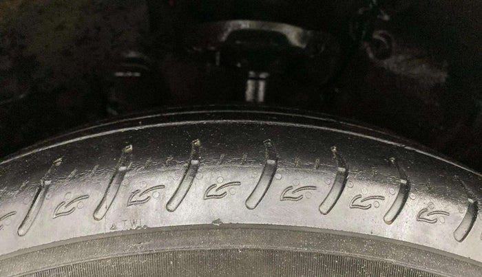 2022 KIA CARENS PRESTIGE PLUS 1.4 PETROL 7 STR, Petrol, Manual, 38,325 km, Left Front Tyre Tread