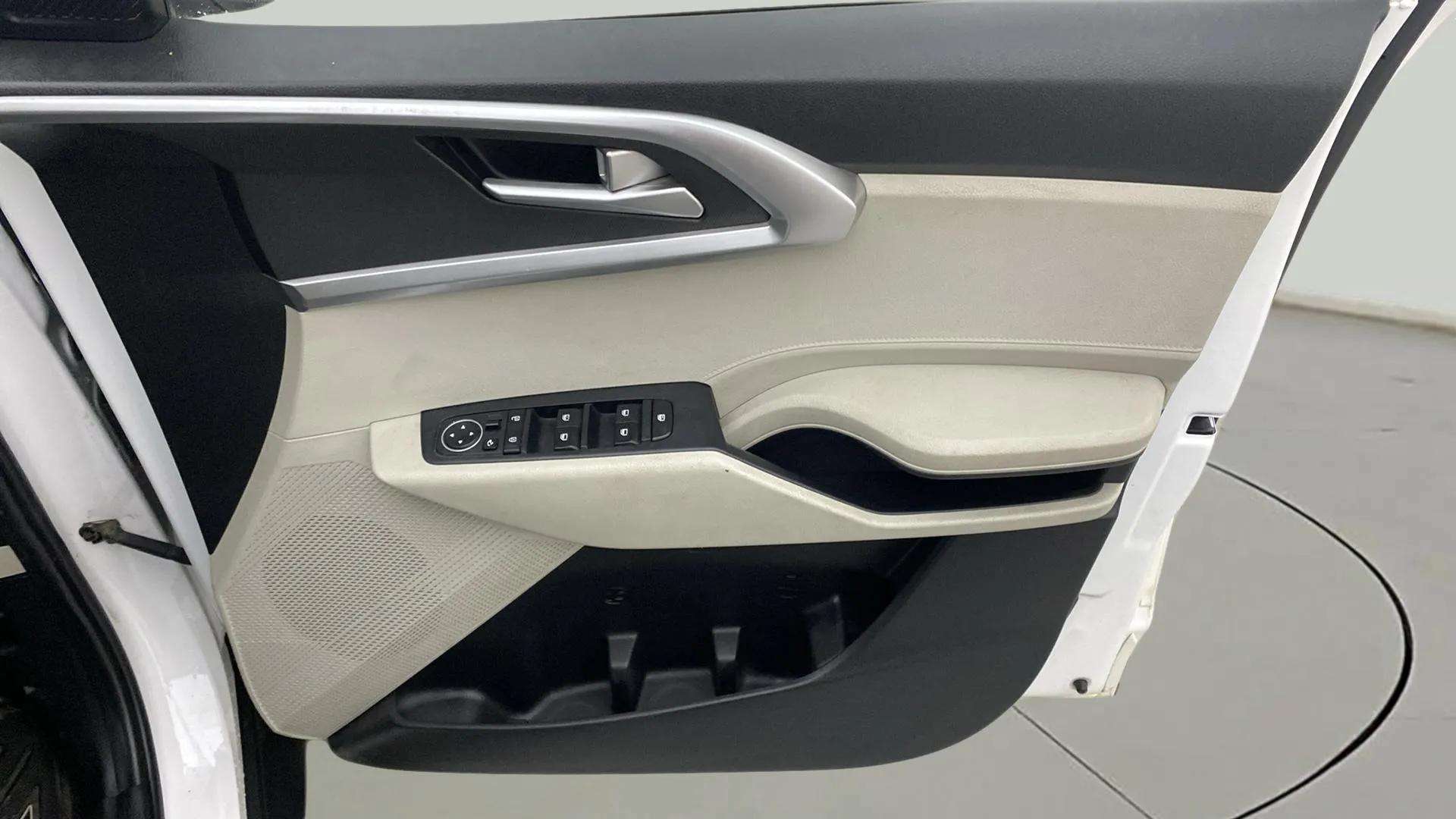 Driver-side-door-panel-control-39