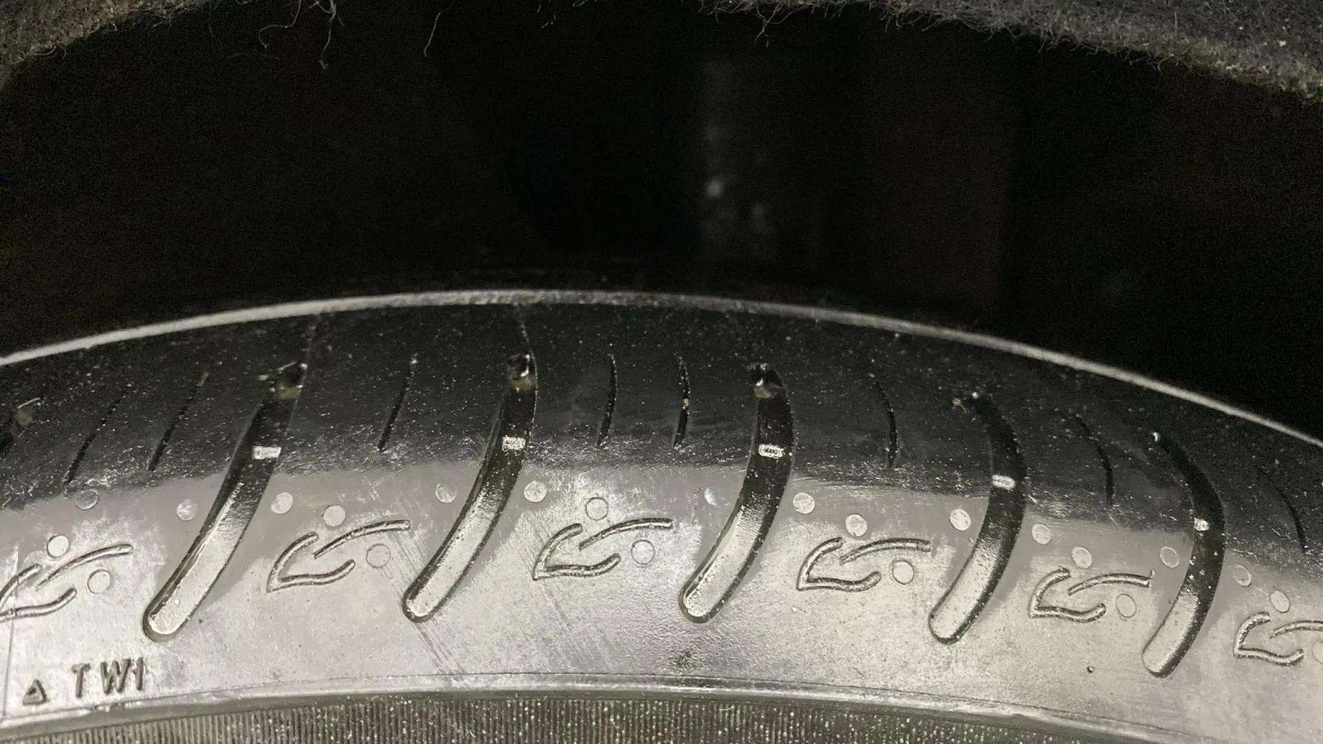 LHS-Rear-Tyre-Tread-21
